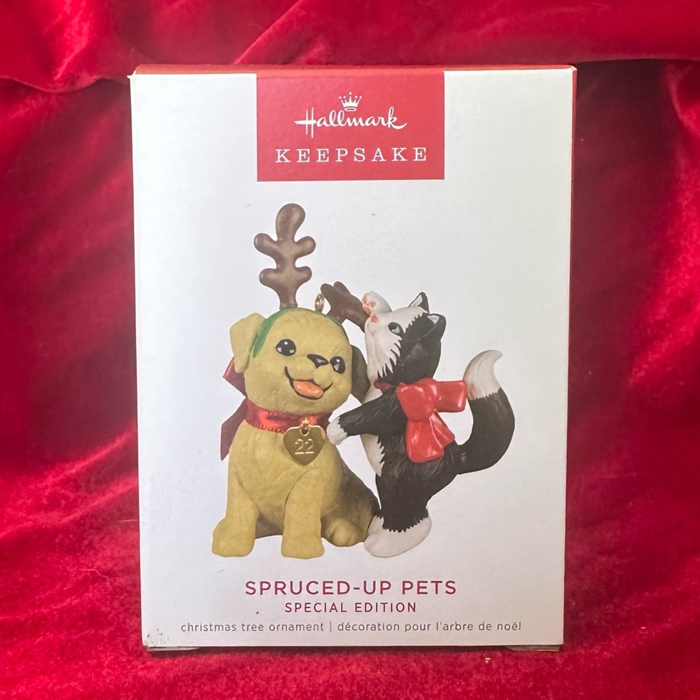 MIB Hallmark 2022 Spruced-Up Pets Special Edition Ornament